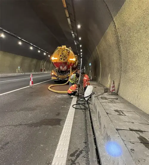 牡丹隧道排水渠清淤